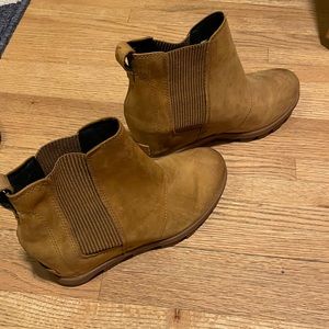 Sorel Lea Wedge Joan of Arctic Chelsea Wedge Camel Brown 8 waterproof. EUC